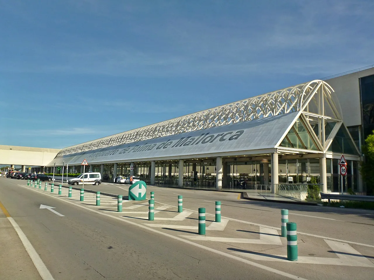 Palma de Mallorca Airport — Balearics leisure hub.